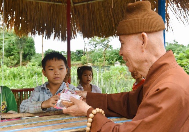 Ban Từ thiện: Tặng quà Trung Thu cho các em học sinh ở Đắk Som, Đăk Nông